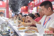 大师算命“嗦粉”经济火热 中国多地“食力”出圈